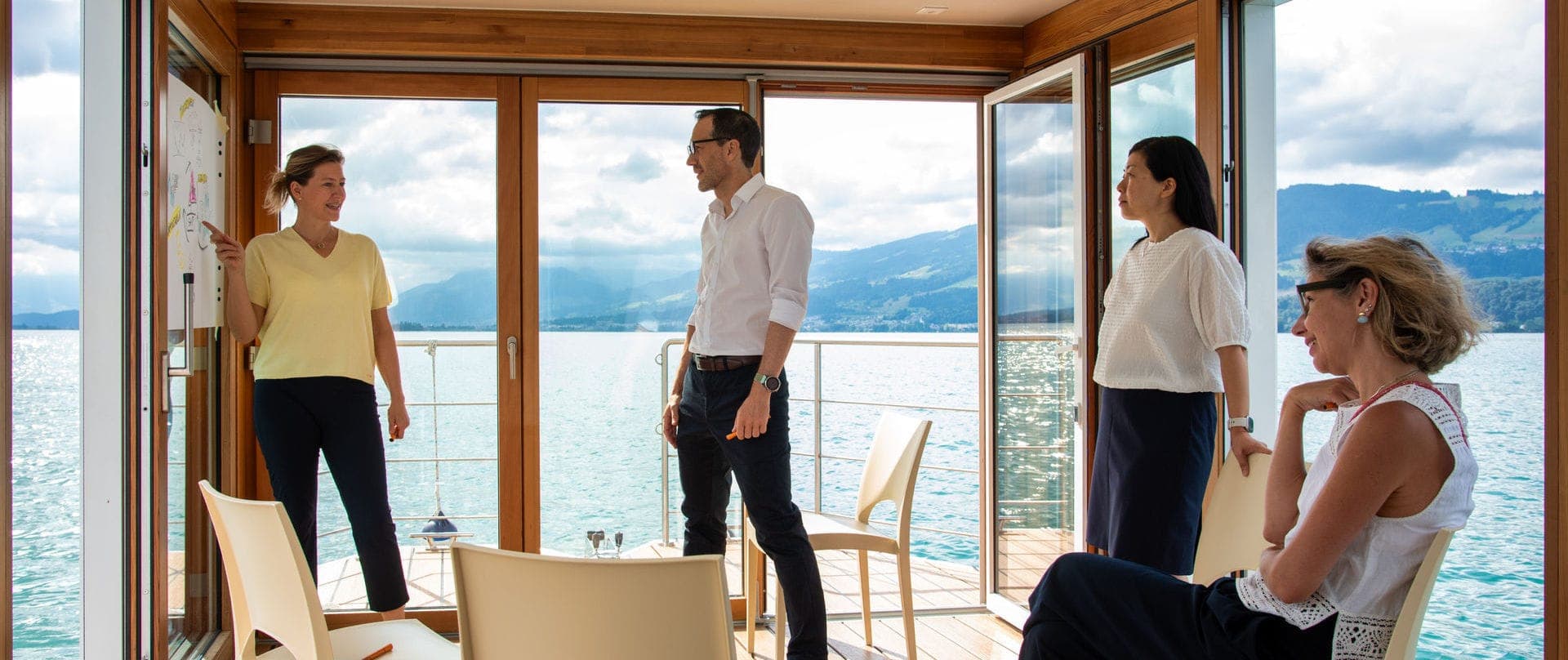 Workshop-Diskussion an Bord mit Blick auf den Zürichsee