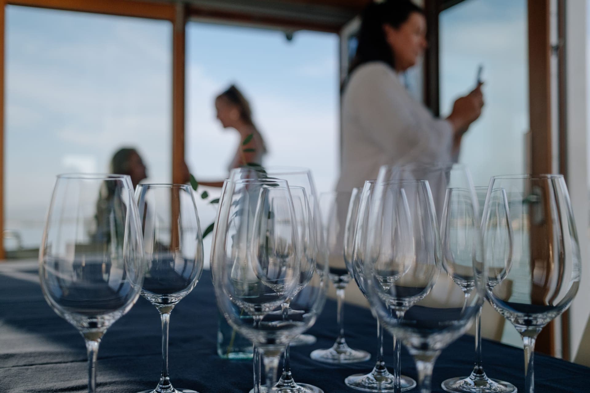 Gedeckter Tisch mit Weingläsern an Bord des Eventflosses