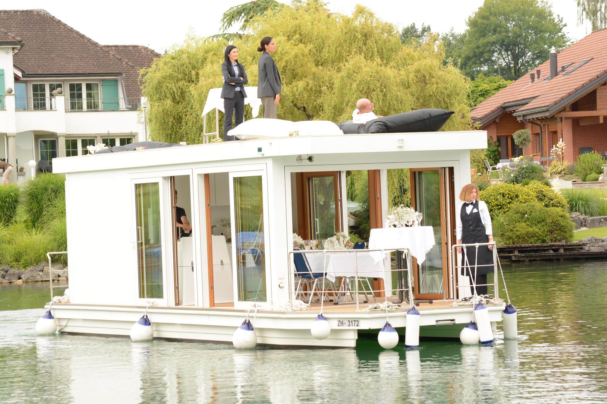 Das Eventfloss am Steg mit gedecktem Apéro-Tisch
