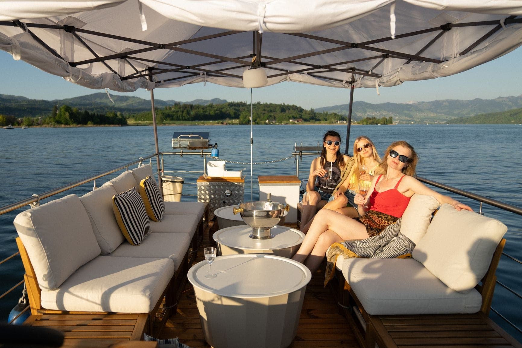 Grillboot Leopoldd auf dem Zürichsee