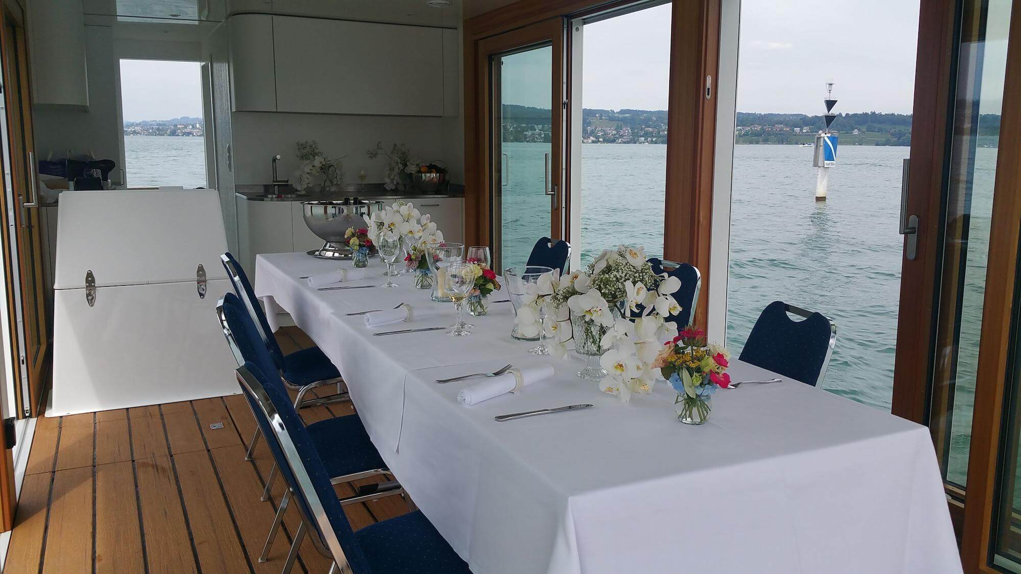 Festlich gedeckter Tisch im Innenraum des Eventflosses
