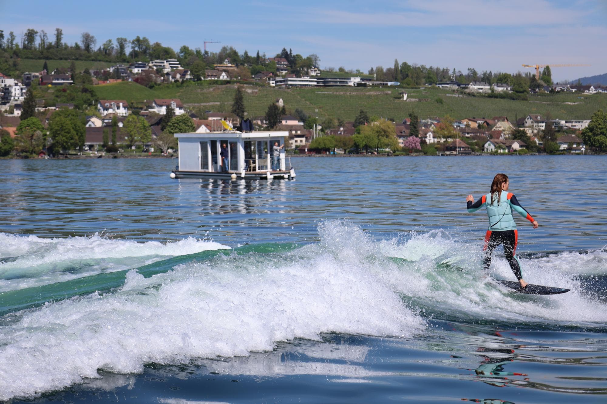 Wakesurferin mit dem Eventfloss im Hintergrund