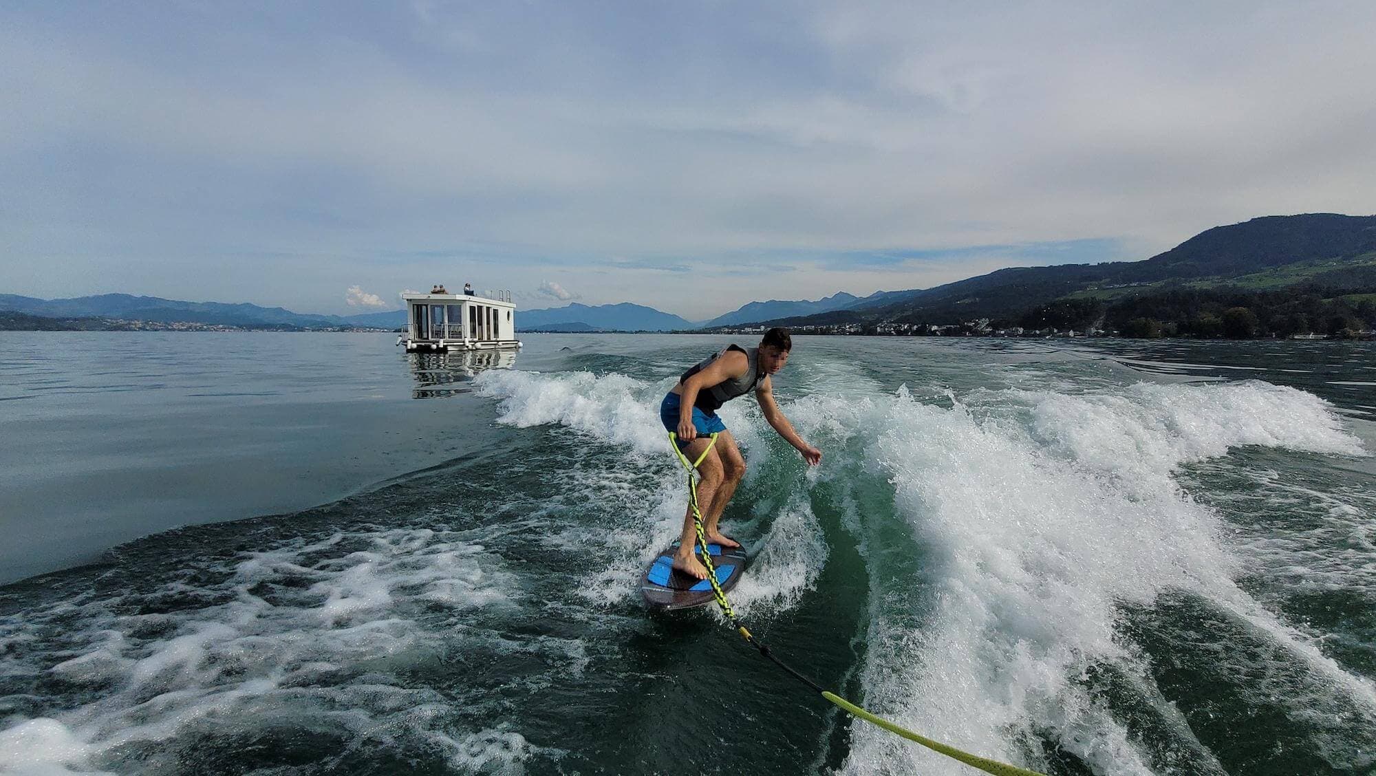 Wakesurfer vor dem Eventfloss auf dem Zürichsee