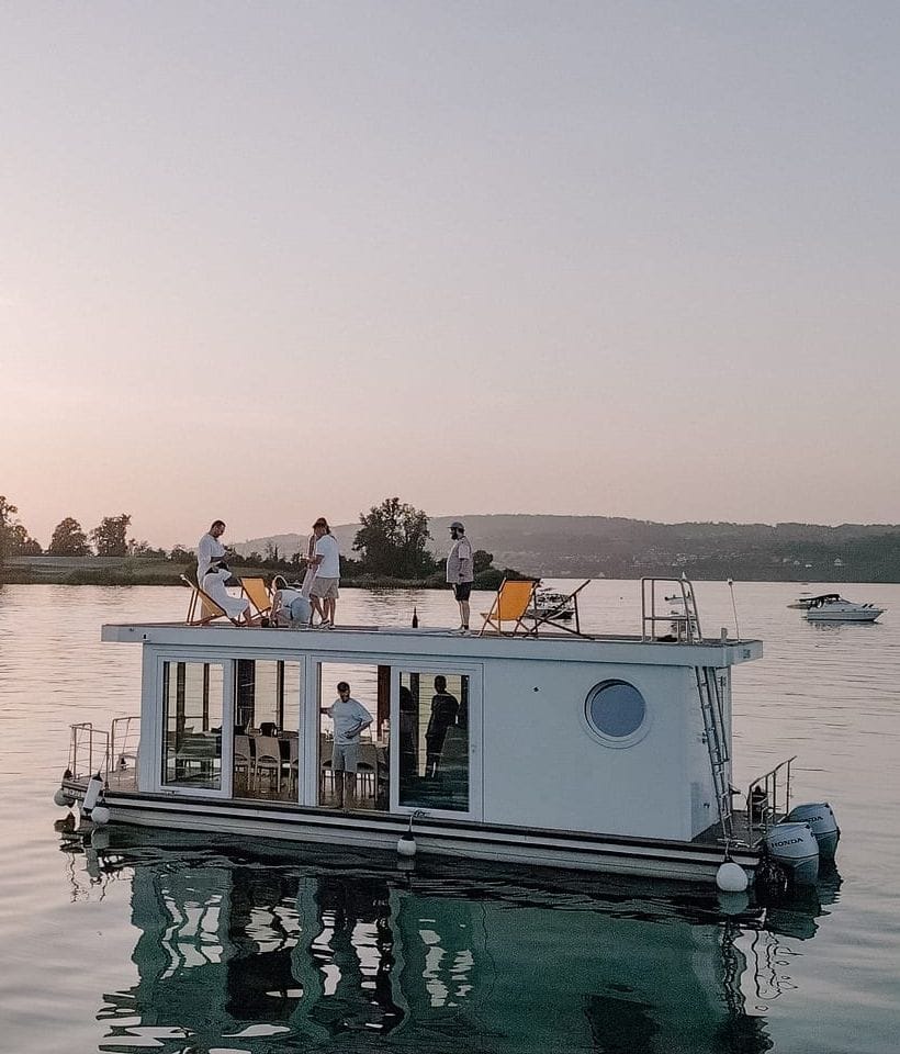 Das Eventfloss im goldenen Abendlicht auf dem Zürichsee